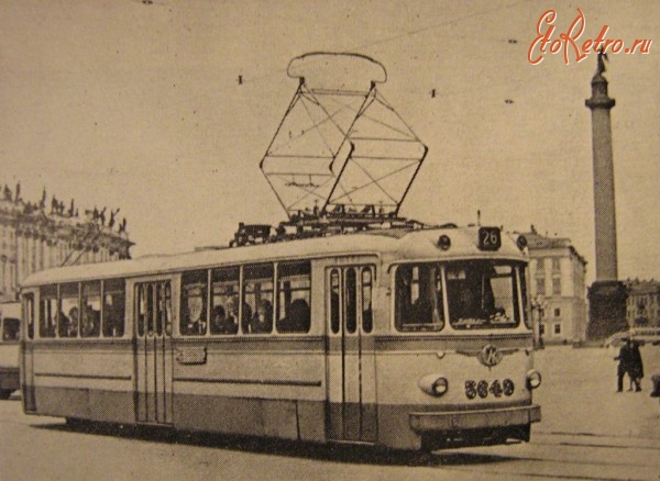 Санкт-Петербург - Ленинградский трамвай выходит на Дворцовую площадь.