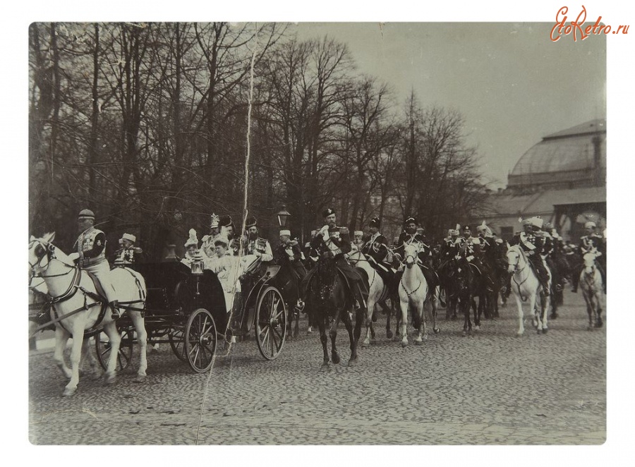 Санкт-Петербург - Фото парадного выезда Императора Николая II со свитой на парад.