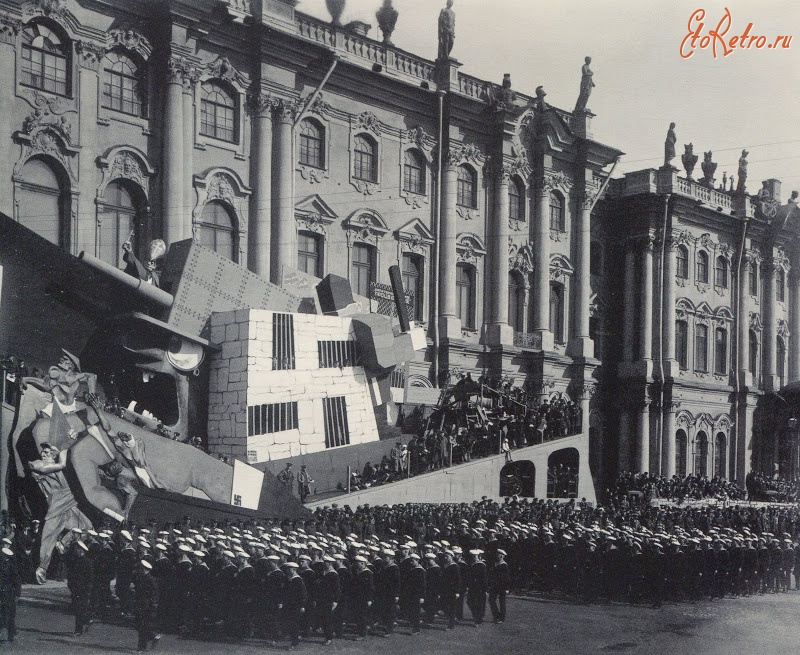 Санкт-Петербург - Колонны моряков проходят мимо трибун ан площади Урицкого.