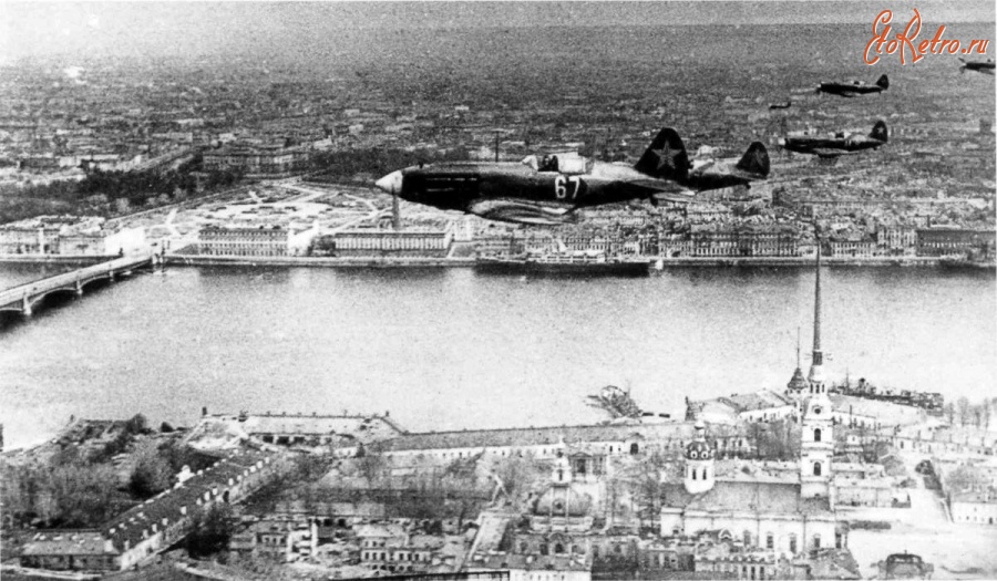 Санкт-Петербург - Истребители МиГ-3 над Петропавловской крепостью.