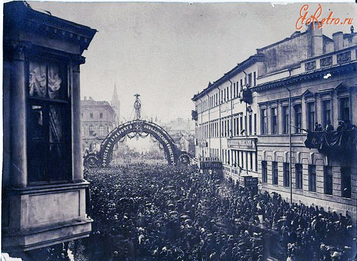 Санкт-Петербург - Вид с Большой Морской  на Исаакиевскую площадь, где установлена арка в честь войск, возвращающихся из болгарского похода.