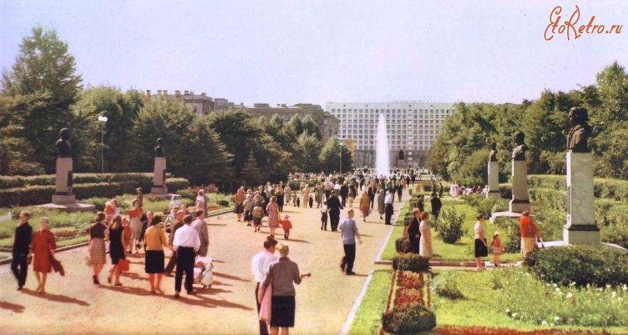 Санкт-Петербург - Аллея Героев в Московском парке Победы. Вдали гостиница 