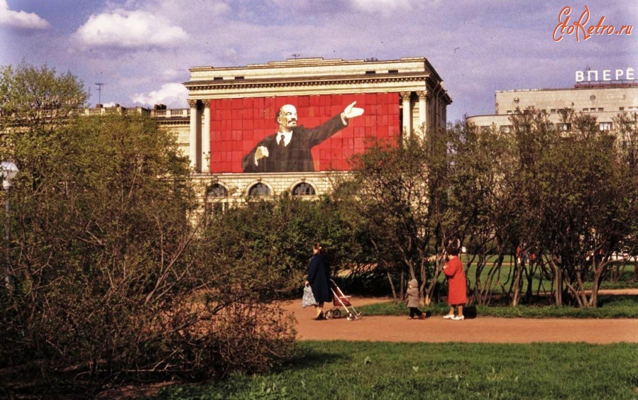 Санкт-Петербург - На Площади Революции