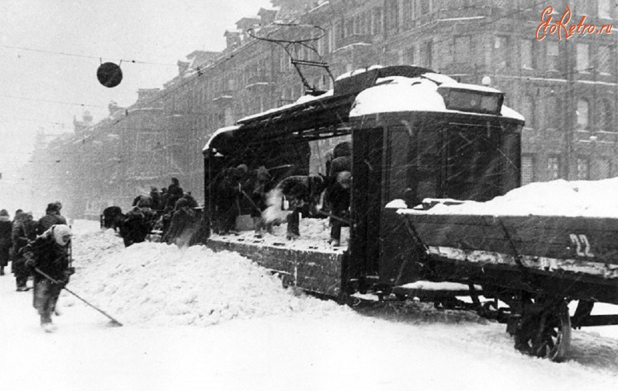 Санкт-Петербург - Погрузка сколотого льда на грузовой трамвай на проспекте 25 Октября
