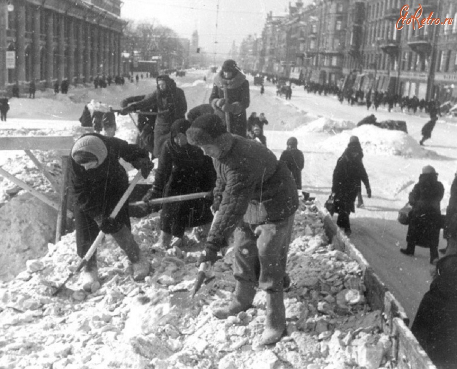 Санкт-Петербург - Ленинградки расчищают завалы на проспекте 25 Октября