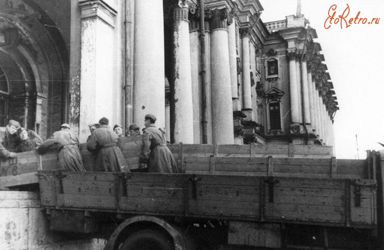 Санкт-Петербург - Солдаты разгружают ящики с экспонатами Государственного Эрмитажа, возвращенными из эвакуации в г.Свердловск