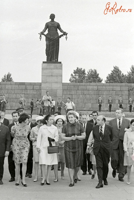 Санкт-Петербург - Монумент «Родина-мать» на Пискаревском мемориальном кладбище