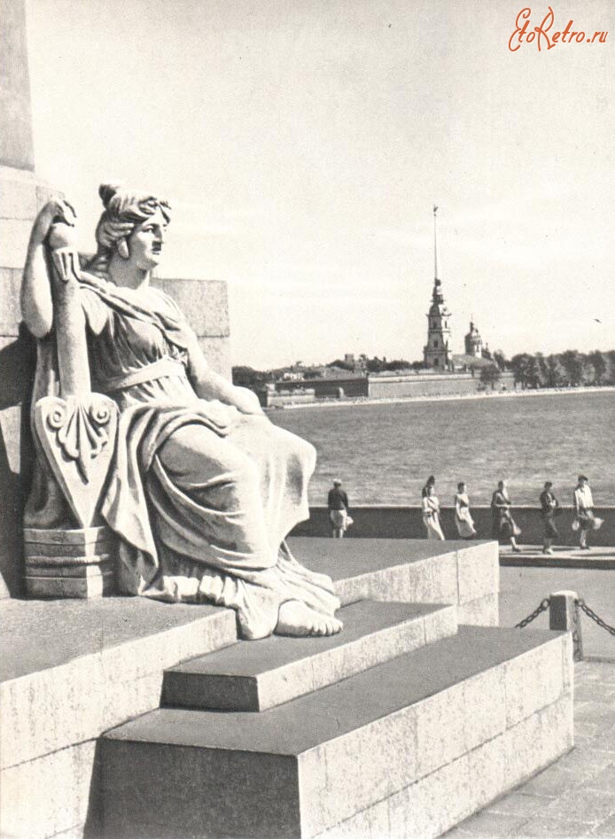 Санкт-Петербург - Скульптура на Ростральной колонне в Ленинграде, 1957 год