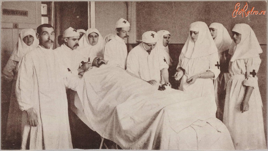 Санкт-Петербург - Императрица Александра Федоровна с дочерьми Ольгой и Татьяной во время операции.