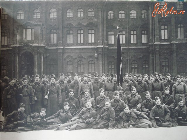 Санкт-Петербург - Группа курсантов 1-х Советских артиллерийских курсов после парада на Дворцовой площади.