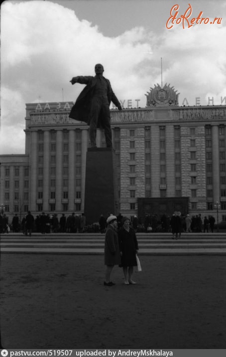 Санкт-Петербург - На Московской площади перед Домом Советов