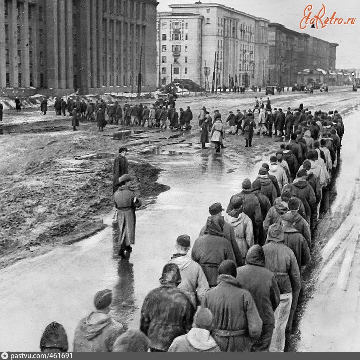 Санкт-Петербург - Фашистов, взятых в плен во время наступления советских войск, ведут по улицам Ленинграда