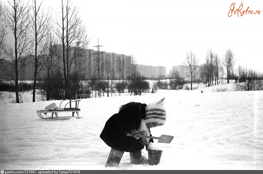 Санкт-Петербург - Девочка Юля на пустыре возле станции Купчино