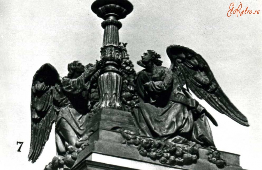 Санкт-Петербург - Исаакиевский собор. Ангелы со светильником. Скульптурная группа на углу собора. Скульптор И.Витали.