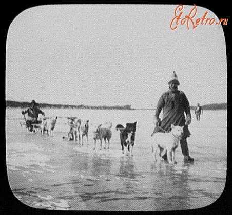 Хабаровский край - Нанаец со своим псом на берегу Амура