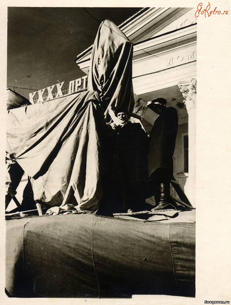 Советская Гавань - 7 ноября 1957 года. Советская Гавань. Площадь у Дома культуры Северного судоремонтного завода.