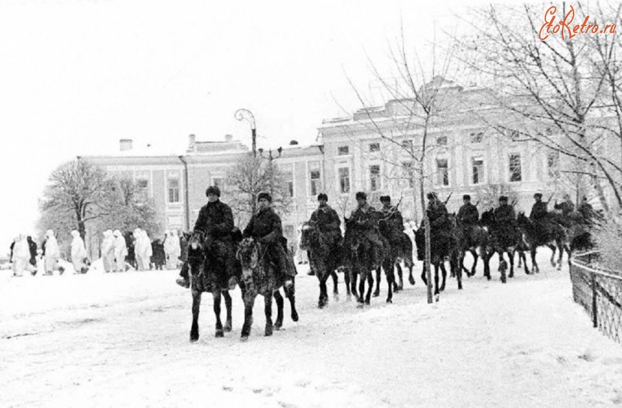 Тверь - Войска Калининского фронта в центре г.Калинина на пл.Ленина