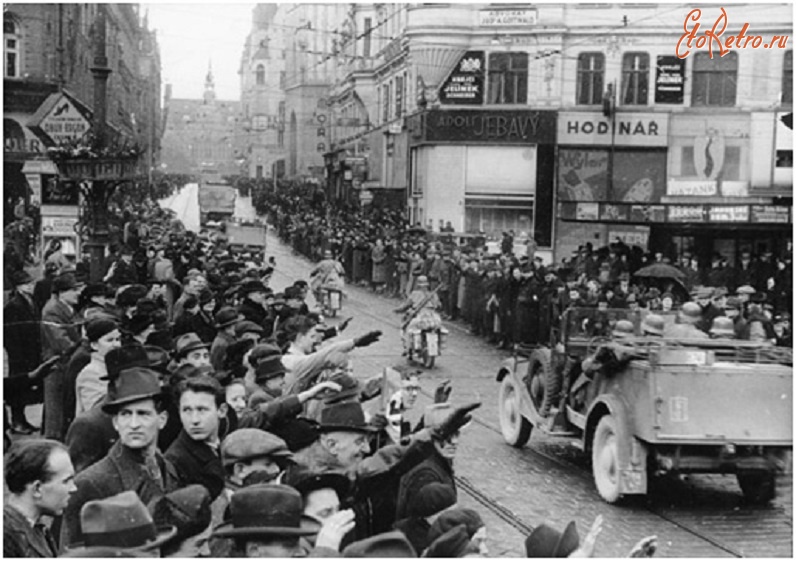 Чехия - Жители г. Брно встречают германские войска. Март 1939 г.