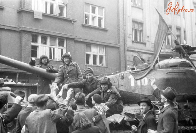 Чехия - Население города Моравская Острава приветствует советских танкистов