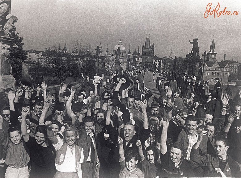 Прага - Население Праги встречает Советские войска, освободившие Чехословакию от оккупации