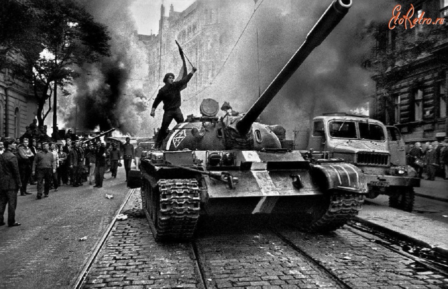 Прага - Пражская Весна. 1968 г. Чешский повстанец на советском танке.