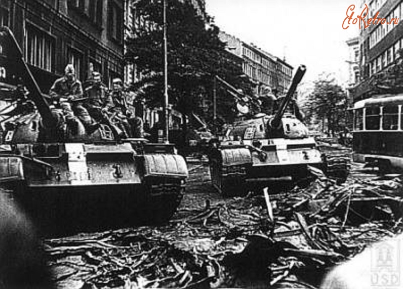 Прага - Советские танки в Праге. 1968 г.