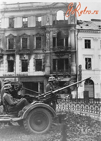 Польша - Расчет немецкого артиллерийского орудия на площади Оперы в Варшаве.