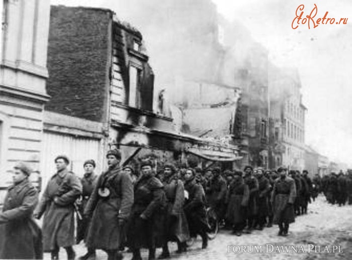 Польша - Колонна советских солдат проходит по одной из улиц г. Шнайдемюля 3.03.1945