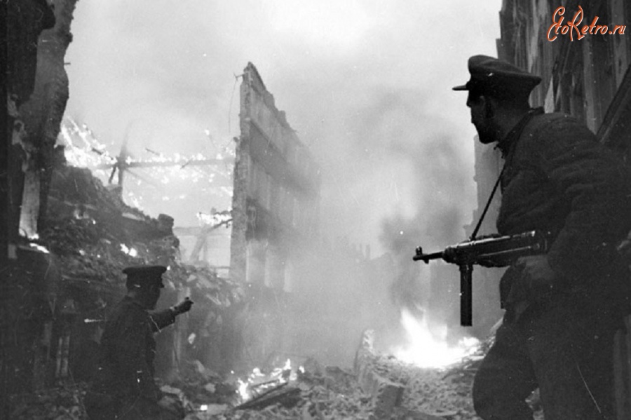 Польша - Советские солдаты-автоматчики во время уличного боя в г.Глогау