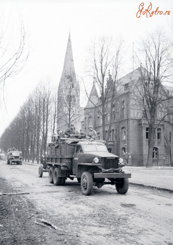 Польша - Советские войска проходят по улицам города Нойштеттин