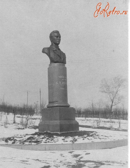 Чебоксары - Памятник поэту Константину Иванову