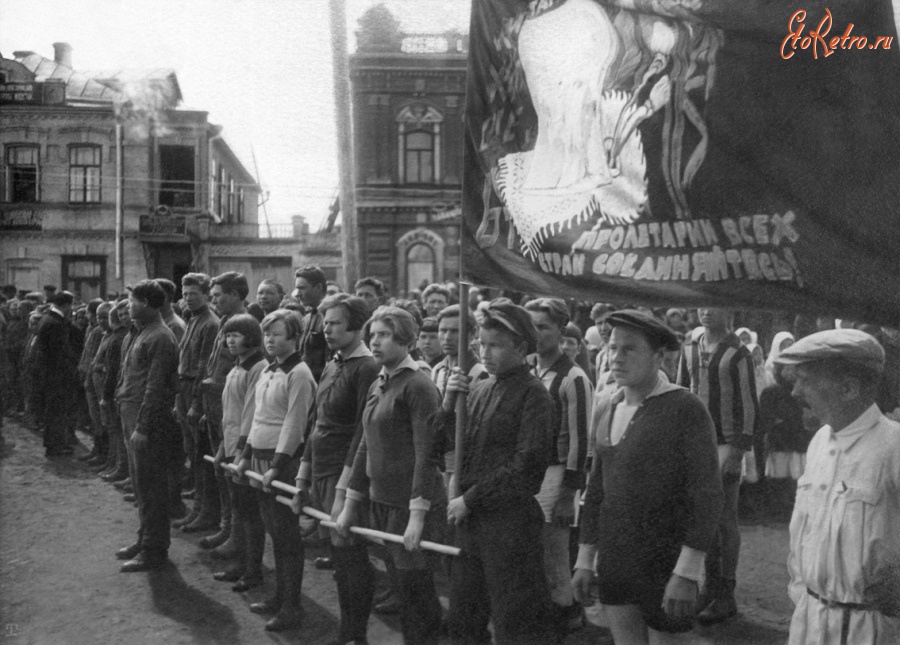 Чебоксары - Физкультурники на Красной площади. 1930 год