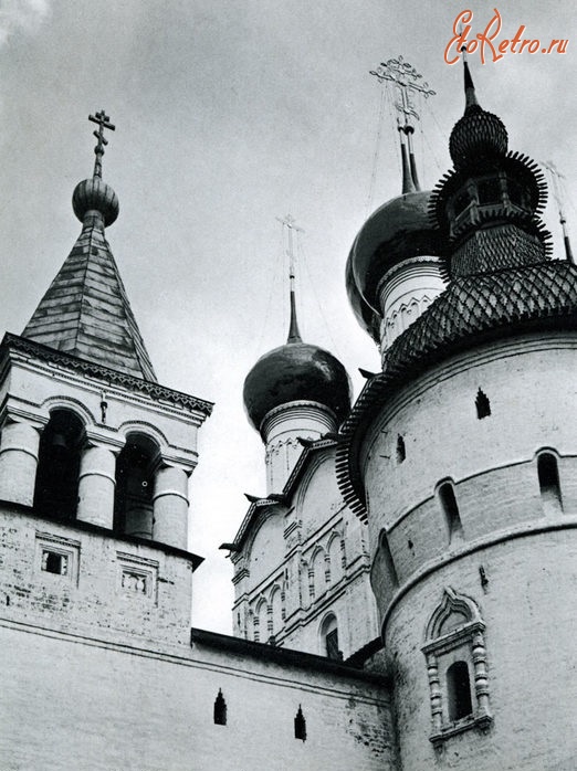 Ростов - Часть одной из башен западных ворот, церковь Иоанна Богослова