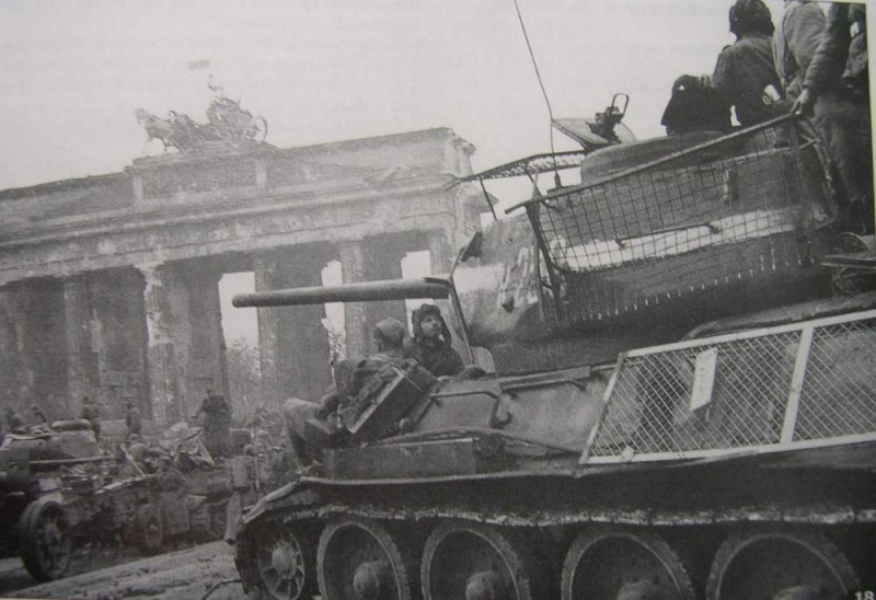 Германия - Танк Т-34-85 в Берлине