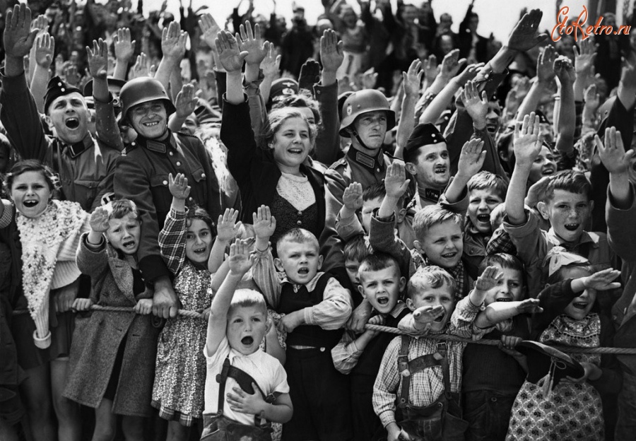 Германия - Немецкие женщины, дети и солдаты оцепления на массовом мероприятии в Германии