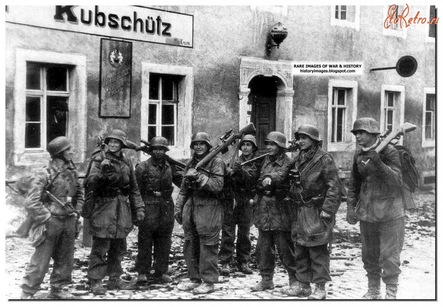 Германия - Немецкие снайперы в Kubschutz возле немецкого города Баутцен.