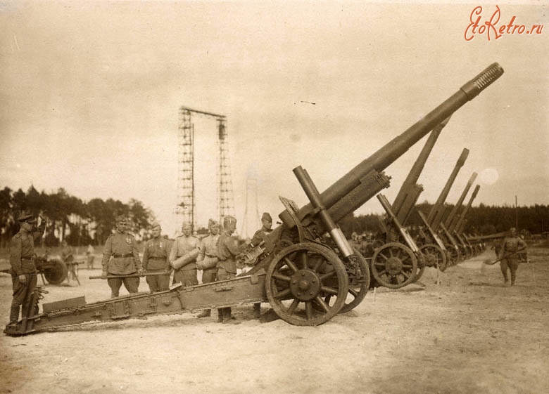 Германия - Батарея 136-й Армейской пушечной артиллерийской бригады готовится к выстрелу по г.Берлину