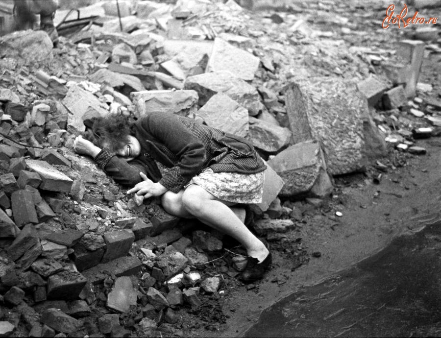 Германия - Германия, Дессау, 1945 год - Женщина, рыдающая на развалинах своего дома