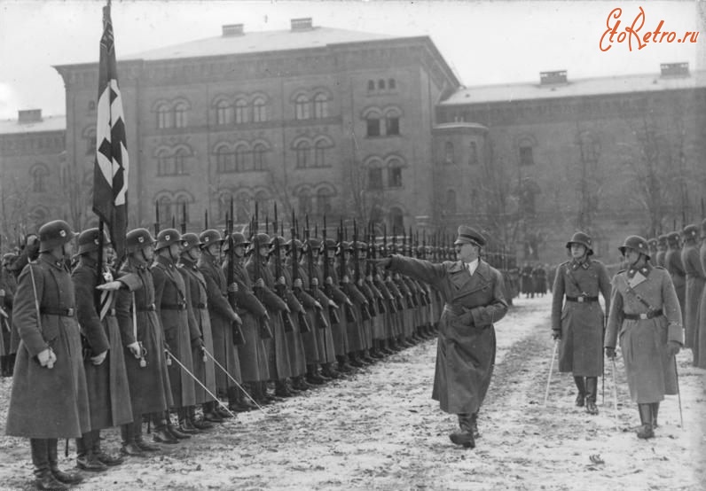 Берлин - Гитлер при осмотре кадетского корпуса