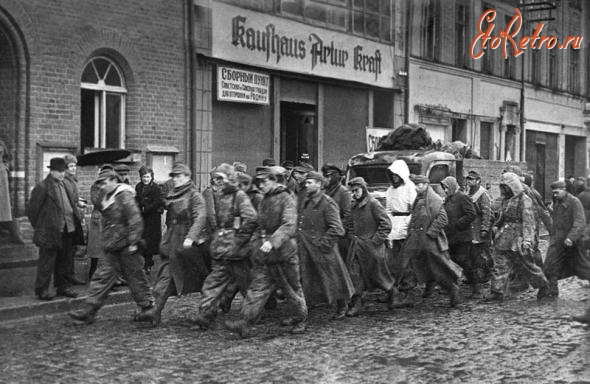 Берлин - Колонна пленных немцев на одной из улиц Берлина.