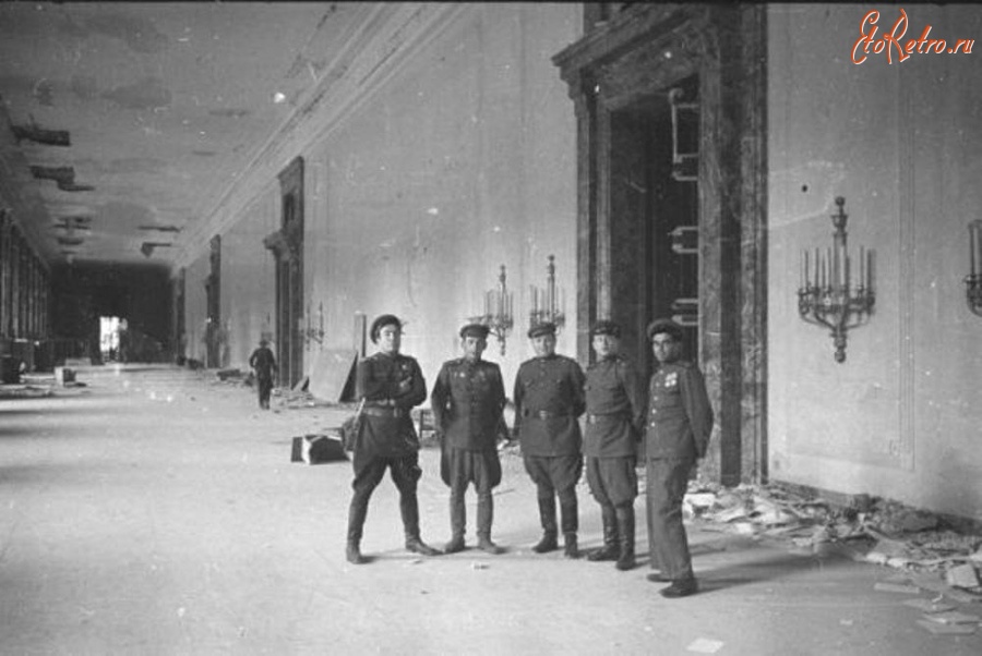 Берлин - Советские офицеры в коридоре имперской канцелярии.