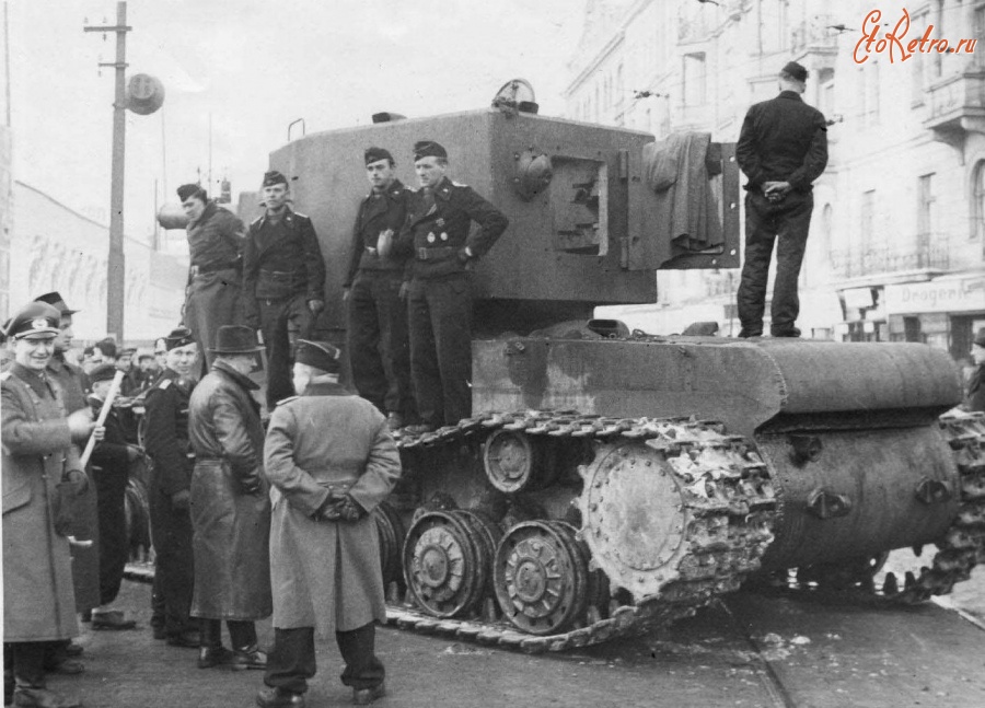 Берлин - Захваченный тяжелый советский танк КВ-2 демонстрируется в Берлине.