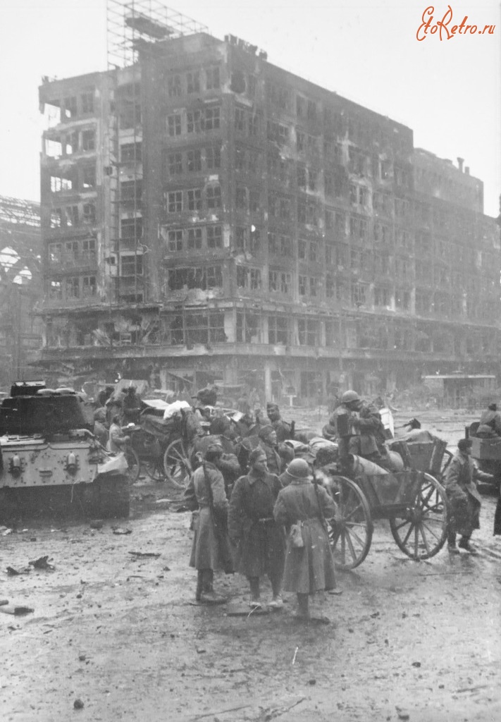 Берлин - Советские солдаты и танк Т-34 на улице Берлина.