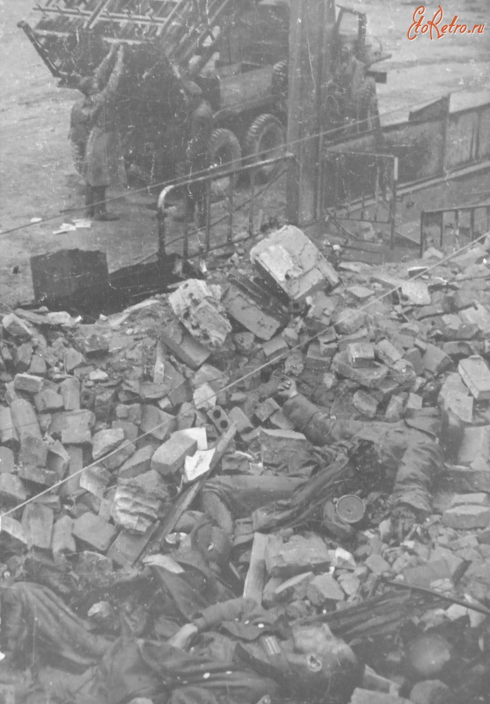 Берлин - Убитые немецкие солдаты и реактивная установка БМ-31-12 на улице Берлина.