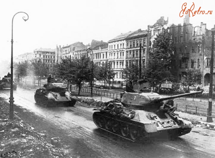 Берлин - Т-34-85 в Берлине.