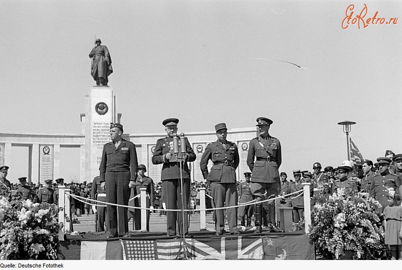 Берлин - Alliierten-Parade am 8. Mai 1946