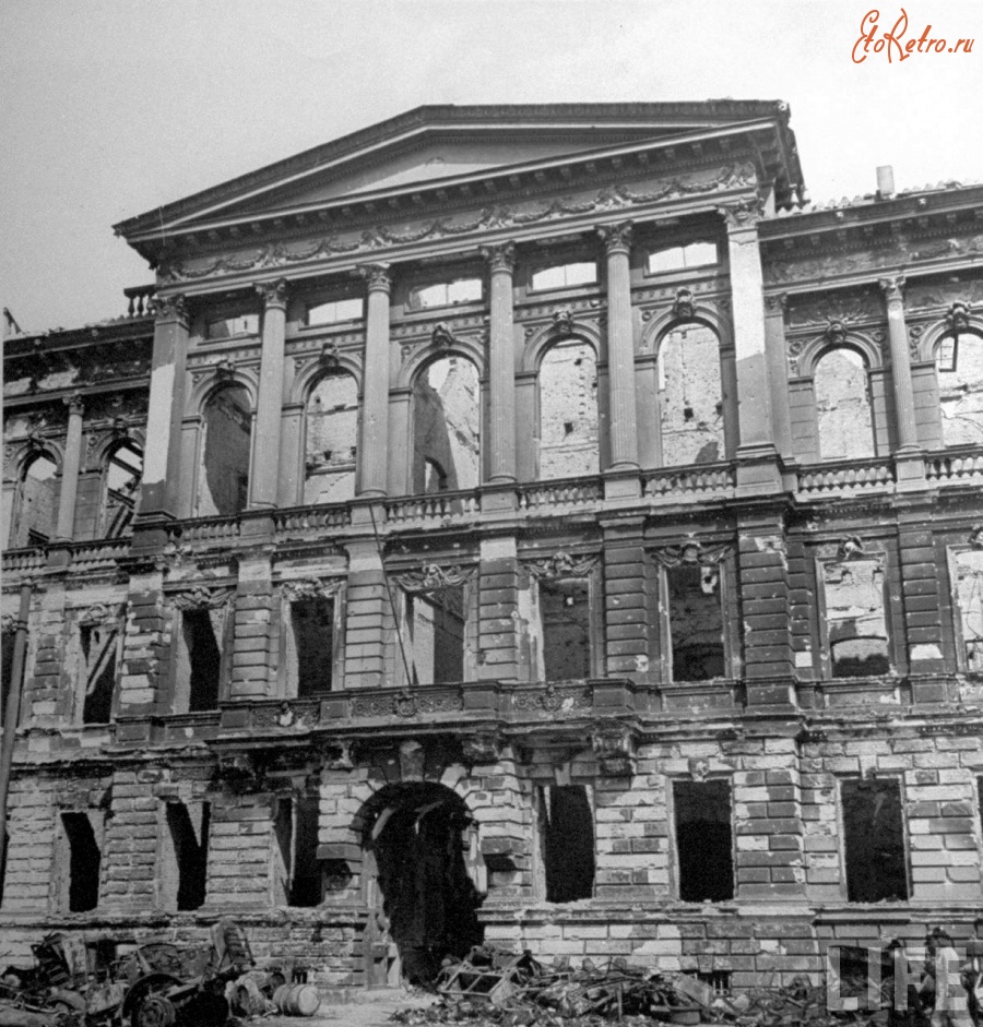 Берлин - Вход в Американской Посольство со стороны Герман Гёринг штрассе. Берлин, июль 1945.