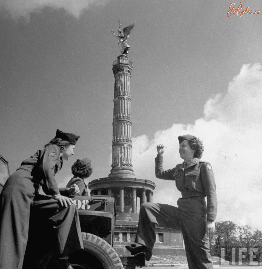 Берлин - American WACs including Mary Cornett (L) & Doris Gedney (R) look at the Statue of Victory while touring Berlin after the Allied occupation of the city. Германия