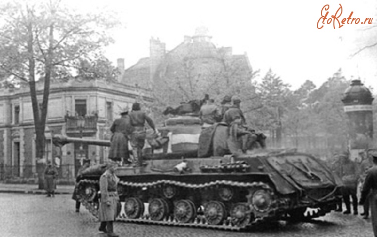 Берлин - Тяжелый танк ИС-2 готовится к обстрелу укрепленного дома. Берлин, апрель 1945 года