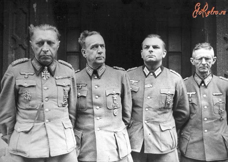 Берлин - Сдавшийся в плен 2 мая советским войскам вместе с офицерами своего штаба командир 56-го такового корпуса  генерал Гельмут Вейдлинг (слева), последний назначенный лично Гитлером командующий обороной Берлина